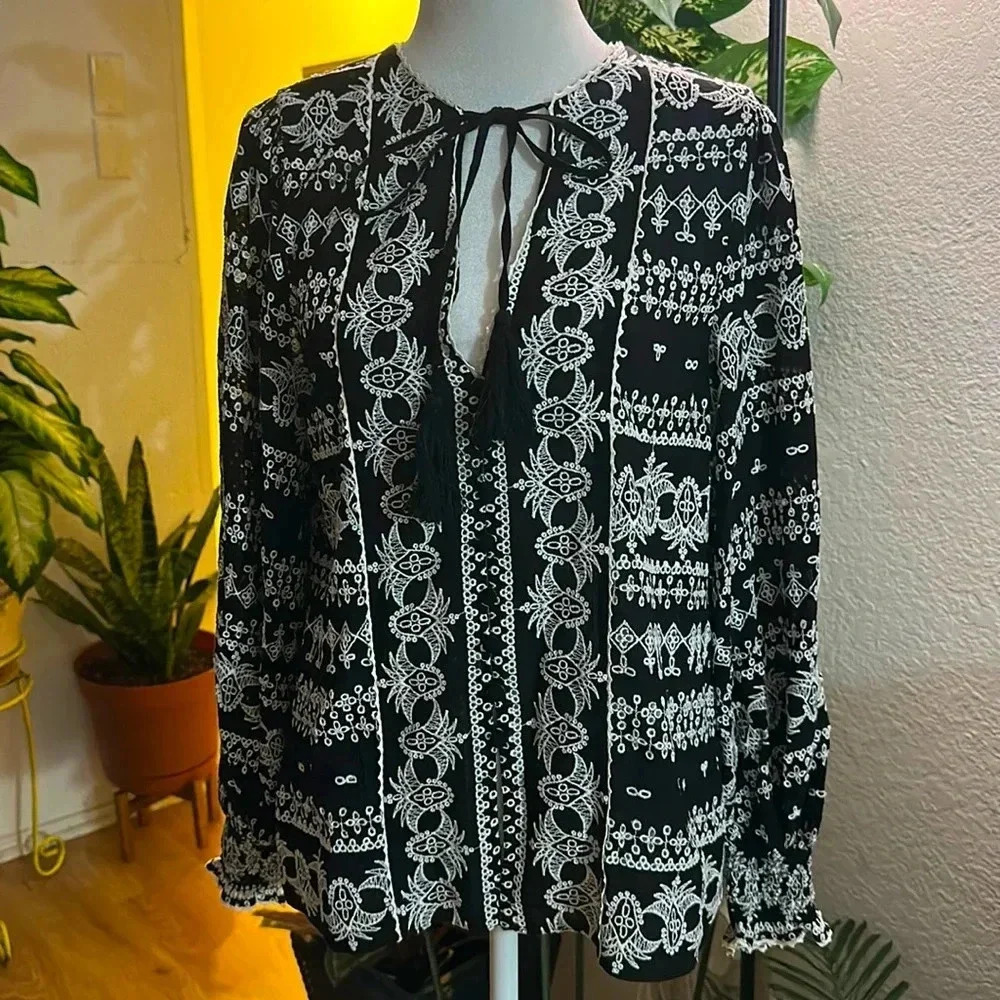 Alice + Olivia Embroidered white/black tops size S/P